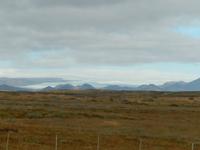 Der Gletscher Langjökull strahlte weiß zwischen den Bergen hervor.