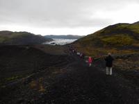 Zurückgelassen hat er eine karge Moränenlandschaft, durch die wir zur Spitze der Gletscherzunge wanderten.