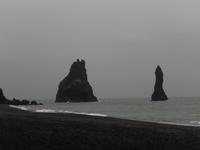 Die Trolle wollten ein dreimastiges Schiff an Land ziehen, wurden dabei aber vom Licht der aufgehenden Sonne erwischt und versteinerten darin.