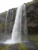 So kann man rund um den Seljalandsfoss herumgehen.