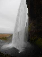 Man kann hinter dem Seljalandsfoss aber durchaus etwas nass werden.
