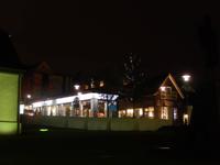 Die Haupteinkaufsstraße Laugavegur ist auch nachts noch hell erleuchtet.