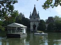 Mit dieser Fähre gelangt man zur Franzensburg