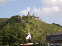 Michaeliskapelle vor dem Thuranter Burg- und Weinberg. Alken