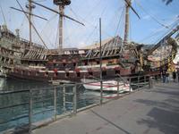 Piratenschiff im Hafen von Genua