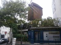 Eine alte Windmühle auf dem Berg