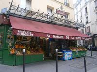 Ein typischer Kolonialwarenladen an der Butte von Montmartre in Paris 