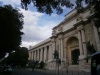 Gegenüber dieses Portals befindet sich die deutsche Botschaft