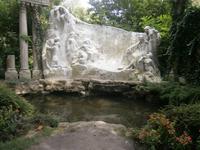 Schön gestaltete Grünanlage mit Denkmal im Herzen von Paris