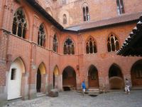 Nach der Zerstörung kunstvoll wieder hergerichtet