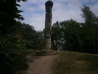 Denkmal eines Kriegers auf dem Weg zur Burg