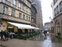 nach kurzen Regenguß in der Stadt