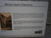 Erläuterung zum Freppel-Denkmal vor der Kirche