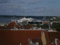 Eine Fähre im Hafen von Tallinn