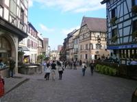 Die Hauptstraße von Riquewihr lädt rechts und links zur Einkehr und zum Kauf ein