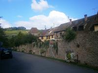 teilweise noch von einer Mauer umgeben