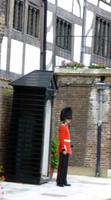 Wache vor Queens House im Tower