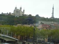 nochmal vom Bus aus einen Blick auf die Basilika und den Eifenturm vin Lyon