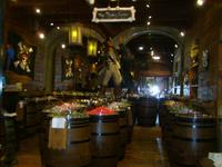 ein Bonbongeschäft- Spezialität Mandeln mit rosa Zuckergus umhüllt