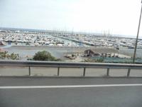 Vorbeifahrt an einer riesigen Marina.