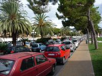 Keine Parklücke ist mehr frei aber wenn, parkt man unter Palmen !