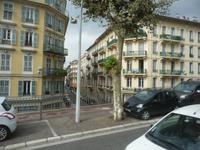 Großartige Straßenzüge mit den typischen französischen Kunstgittern vor dem Balkon.