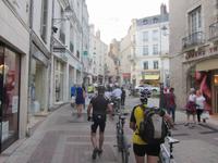 Zu Fuß mit dem Fahrrad durch die Innenstadt