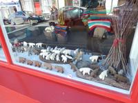 Schafherde zum Mitnehmen... gehäkelte Tiere + Schäfer in einem Schaufenster in Dingle