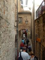 Stadtspaziergang durch enge mittelalterliche Gassen