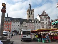 Marktkreuz mit Marktkirche St. Gangolf