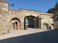 Haupteingang durch das Feldtor