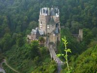  Burg Eltz ist eine Höhenburg aus dem 12. Jahrhundert im Tal der Elz