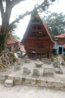 Gerichtsplatz und Königshaus in Ambarita