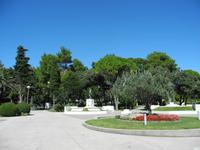 ....während andere im Park schlendern.