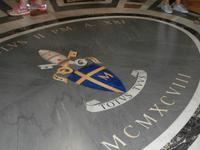 Wappen eines Papstes im Petersdom