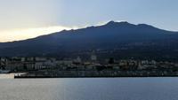 Hafen von Riposto mit Blick zum Ätna