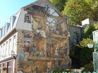 bemalte Hauswände in Quebec mit Geschichten der Stadt 
