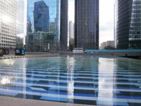 Hochhäuser spiegeln sich im Springbrunnen