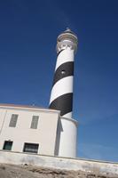 Leuchtürme sind an ihrem Leuchtfeuer und ihrer Farbe erkennbar