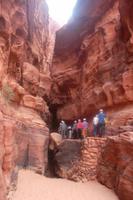 sie klettern rum im Wadi Rum