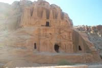 erste Felsengräber vor Petra