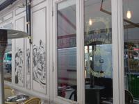 Und daneben gleich ein edles Café