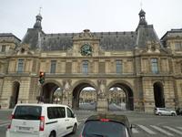 Ausfahrt des Louvre