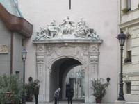 Stadtführung in Sopron_Hauptplatz:Feuerturm mit Relief der 