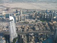 Blick auf Dubai aus dem 124. Stockwerk des Burj Khalifa