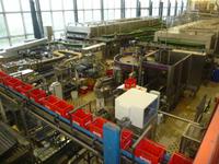 Viel Technik beim Abfüllen von Flaschenbier.