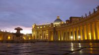 Der Petersplatz in der Abenddämmerung