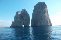 zwei der Faraglioni-Felsen