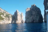 zwei der Faraglioni-Felsen