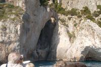 natürliche Steinbrücke an den Capri-Felshängen